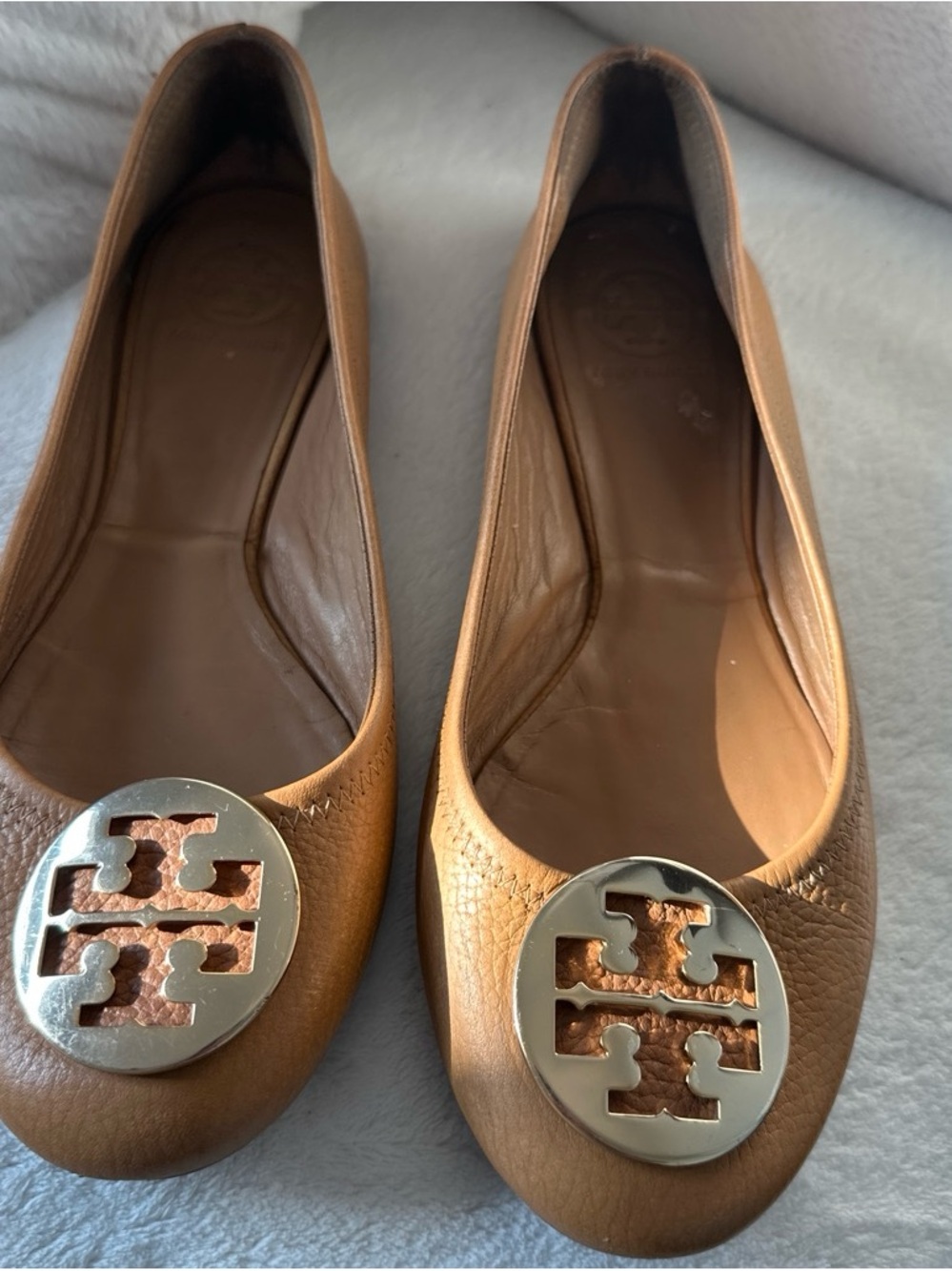 Tory Burch Tan Leather Ballet Flats with Gold Logo - Picture 5 of 8